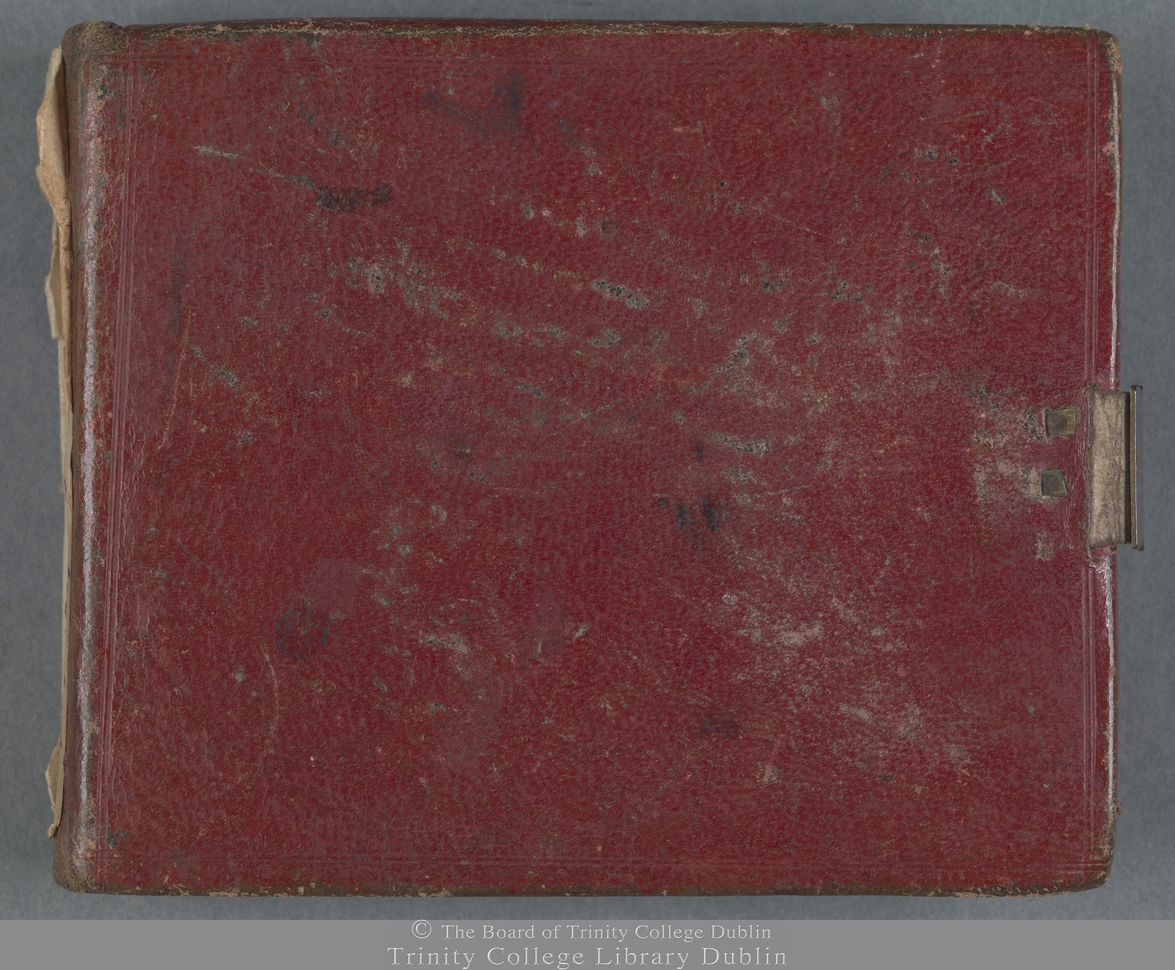 Photographie d’un livre à la couverture de cuir rouge, un peu effiloché dans l’un de ses coins et paré d’une serrure dorée.